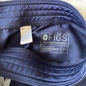 FIGS medical scrub set, navy color, top is a medium, bottoms are small tall